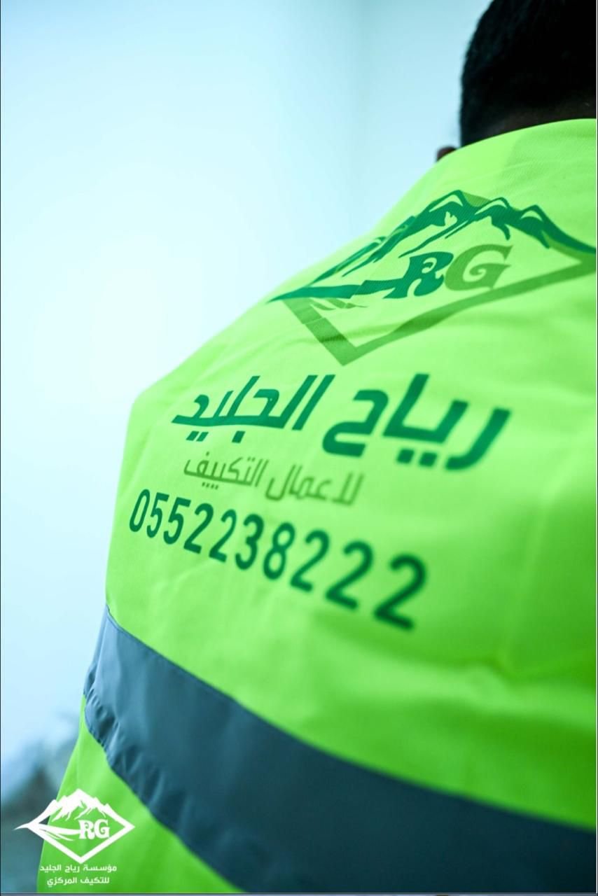 فريق رياح الجليد أثناء تركيب مكيفات